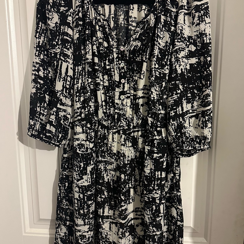 Black and White V-Neck Bishop Sleeve Dress